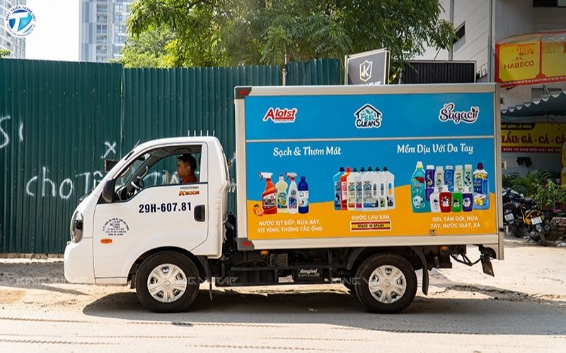Dán decal cho xe tải là một trong những phương pháp quảng cáo ngoài trời